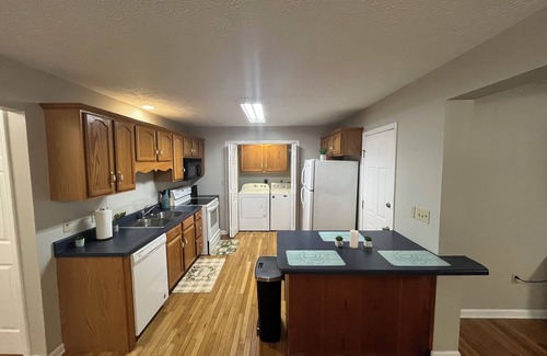 Abingdon Condo | Cozy 3 Bed 2 Bath 2 cot minute from Va Creeper Trail Bristol Speedway Hard Rock