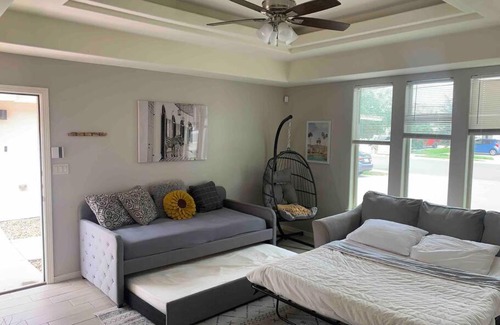 Edinburg Apartment | Cozy 3 Bed 2 Bath Apartment, Near Shopping Plazas, Expressway and Free Parking