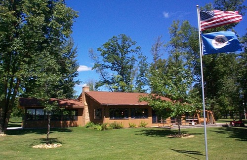 Blackduck House | Cozy 3-bedroom/3 Bathroom secluded house on the shore of Moose Lake