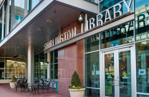 Nauck House | Cozy 3 bedroom and 2 bath Townhouse