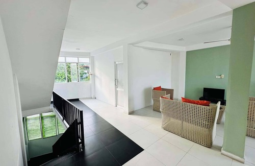 Maharagama Apartment | Cozy 3-bedroom apartment in welcoming Nugegoda with WiFi, AC