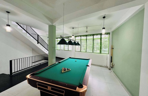 Maharagama Apartment | Cozy 3-bedroom apartment in welcoming Nugegoda with WiFi, AC