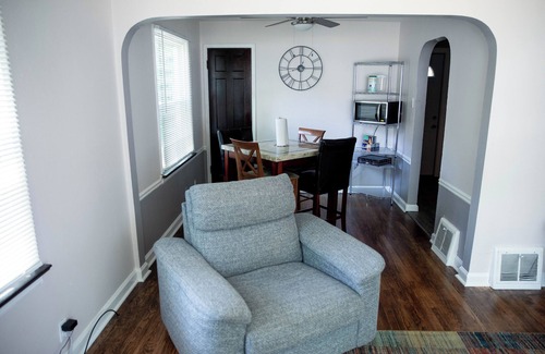 Berkeley House | Cozy 3-bedroom bungalow with WiFi, AC in welcoming St. Louis county