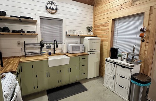 Winrock Cabin | Cozy 3-bedroom cabin on Petit Jean Mountain with AC, WiFi