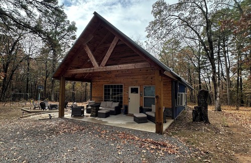 Winrock Cabin | Cozy 3-bedroom cabin on Petit Jean Mountain with AC, WiFi