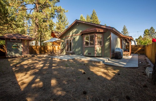 Peter Pan Cabin | Cozy 3-bedroom cabin with indoor fireplace minutes from the slopes