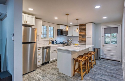 Cambridge Cottage | Cozy 3-bedroom cottage steps away from the water.