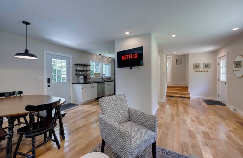 Dickson Cottage | Cozy 3-Bedroom Cottage, Near the Lake