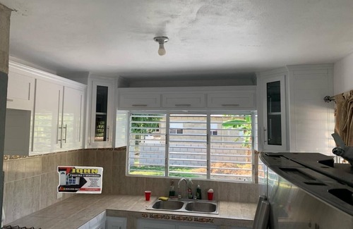 Villa Riva House | Cozy 3-Bedroom gated house with AC, WiFi, and TV: comfort and relaxation await.