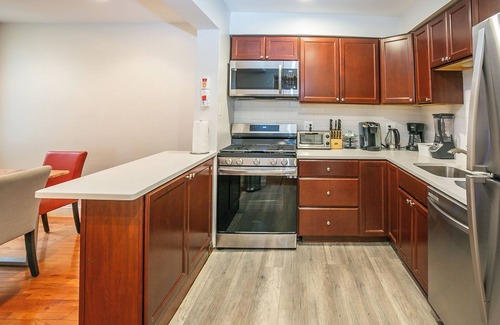 Nauck Apartment | Cozy 3 Bedroom/Great Location