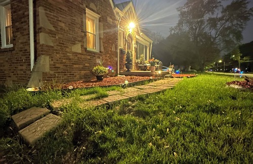 Detroit House | Cozy 3-bedroom house with WiFi, AC in historic Detroit north rosedale park