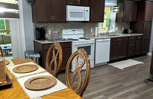 Wappapello House | Cozy 3-bedroom in Wappapello with AC, WiFi and close to the Lake.