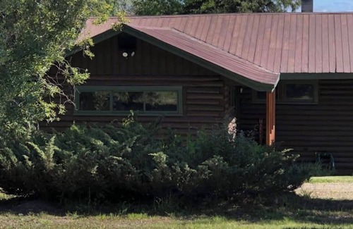 Bridge Lake Cabin | Cozy 3-bedroom lakefront cabin with WiFi