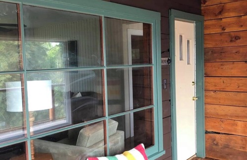 Bridge Lake Cabin | Cozy 3-bedroom lakefront cabin with WiFi
