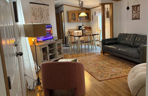 Moorefield House | Cozy 3 bedroom modern mobile home in charming Moorefield with WiFi