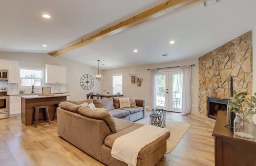 Conestee House | Cozy 3-bedroom Ranch Retreat with 2 Baths, WiFi, Garage, and Fenced Backyard