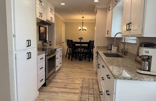 Burleson House | Cozy 3-Bedroom, Sleeps 7+Crib, Pet friendly, Large Yard, Fire Pit, Best Location