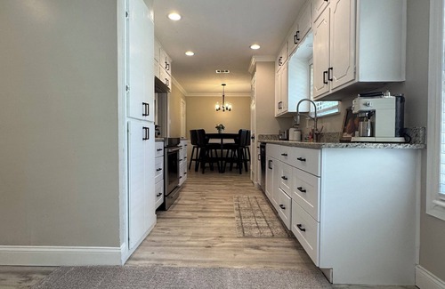 Burleson House | Cozy 3-Bedroom, Sleeps 7+Crib, Pet friendly, Large Yard, Fire Pit, Best Location