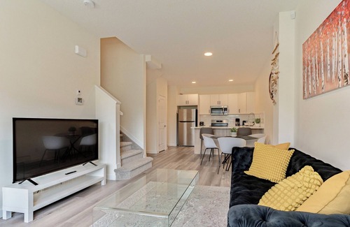 North Central Edmonton House | Cozy 3 bedroom townhouse in downtown Edmonton.