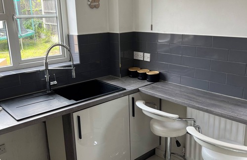 Stonnall House | Cozy 3 Bedrooms Birmingham House with Pool Table