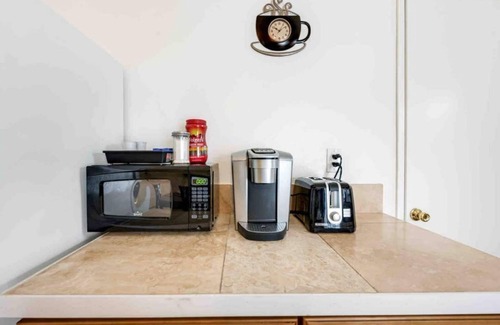 Riverside Apartment | Cozy 3 BR Condo With Pool Access In Riverside