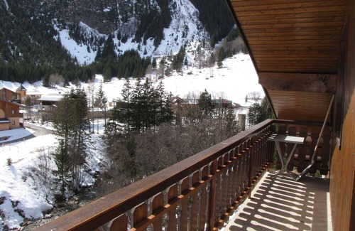Pralognan-la-Vanoise Apartment | Cozy 3-Room Apartment with South Balcony, 400m from Shops and Cable Cars