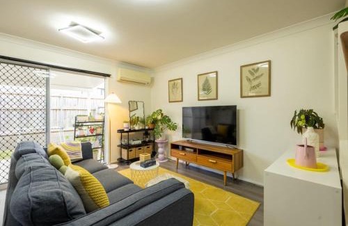 Underwood House | Cozy 3B2B Townhouse w Parking Backyard Malls and Parks