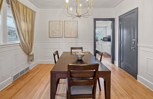 Des Moines Apartment | Cozy 3BR Home by Ingersoll Restaurant Scene