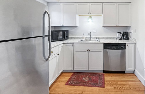 Des Moines Apartment | Cozy 3BR Home by Ingersoll Restaurant Scene