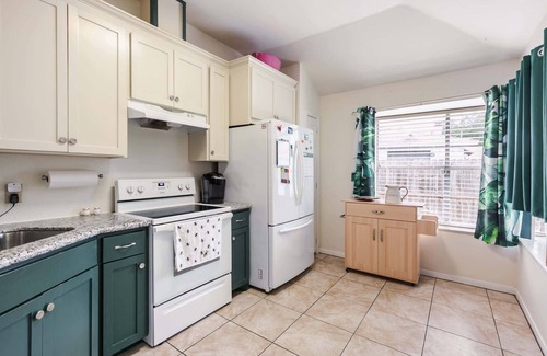 Dickinson House | Cozy 3BR Home Escape | Modern & Serene