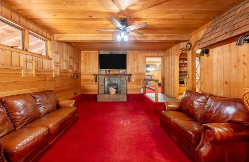 Skippers House | Cozy 3BR Lake House Firepit Pier Pet-Friendly