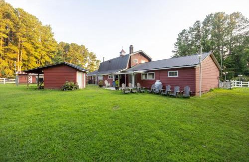 Skippers House | Cozy 3BR Lake House Firepit Pier Pet-Friendly
