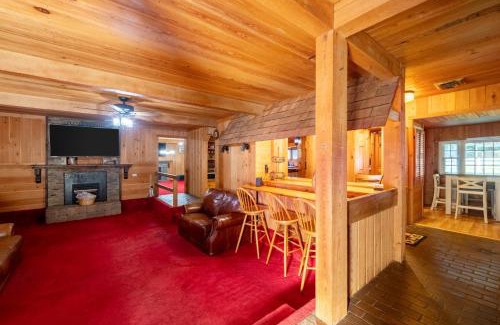 Skippers House | Cozy 3BR Lake House Firepit Pier Pet-Friendly
