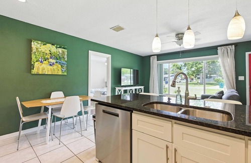 Seminole House | Cozy 3BR Retreat w/AC. Near Beaches & Hospitals in Seminole