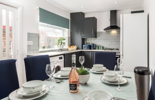 Bootle House | Cozy 4 bedroom in Aintree -Liverpool Free Parking, Super fast Wifi Internet.
