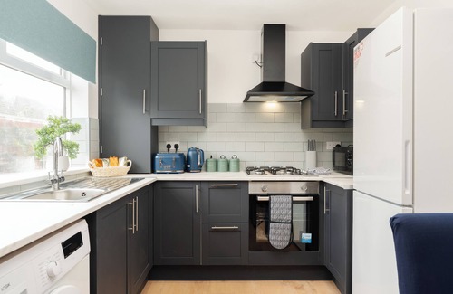 Bootle House | Cozy 4 bedroom in Aintree -Liverpool Free Parking, Super fast Wifi Internet.