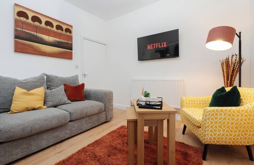 Bootle House | Cozy 4 bedroom in Aintree -Liverpool Free Parking, Super fast Wifi Internet.
