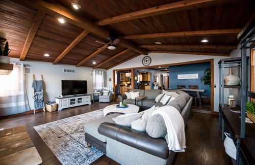 Lake Orion Cottage | Cozy 4 bedroom lakefront cottage on Lake Orion with the best views!