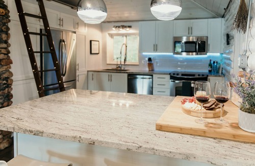 Chalk River Cabin | Cozy, 4-season Log Cabin on Lake w/Hot Tub, Outdoor adventure at your doorstep