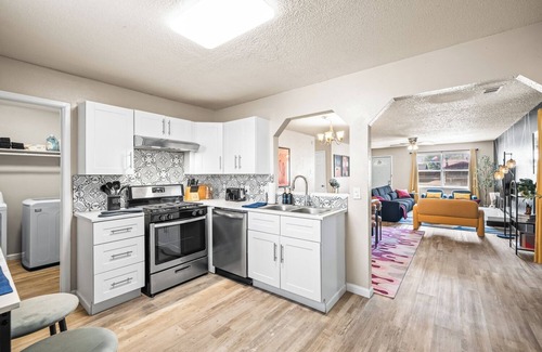 North by Northwest House | Cozy 4BD - Fire Pit & BBQ - 10 Min from Downtown