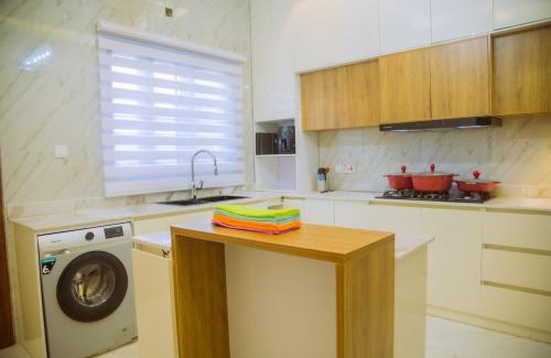 Ikeja Apartment | Cozy 4BDR Home with Snooker, 15mins from Airport