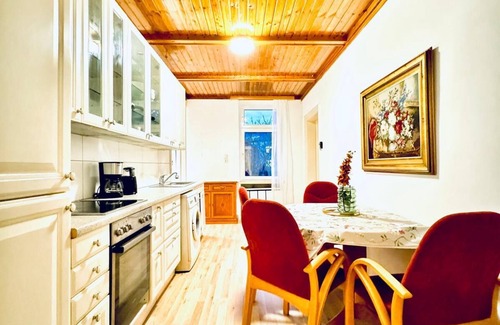 Grinzing Apartment | Cozy 4BR Apt for 12P Near FAC Platz