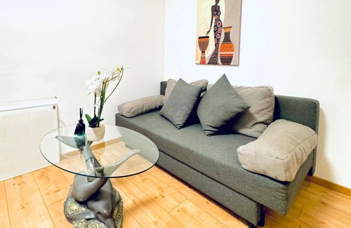 Grinzing Apartment | Cozy 4BR Apt for 12P Near FAC Platz