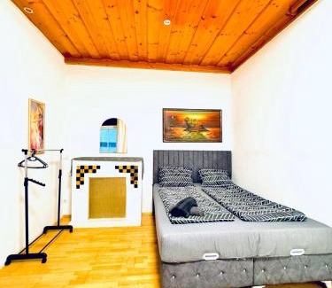 Grinzing Apartment | Cozy 4BR Apt for up to 12P 10-Min to FAC Platz