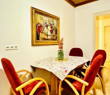 Grinzing Apartment | Cozy 4BR Apt for up to 12P 10-Min to FAC Platz