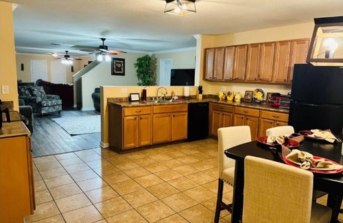 Normal House | Cozy 5 bedroom/9 beds, 3 full baths with game room