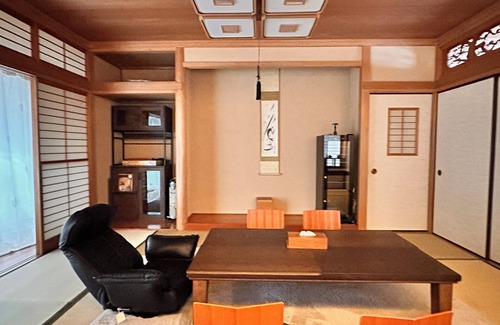 Adachi House | Cozy 5 room house in Tokyo, 2 minutes from station. WiFi, Netflix, Full Kitchen.