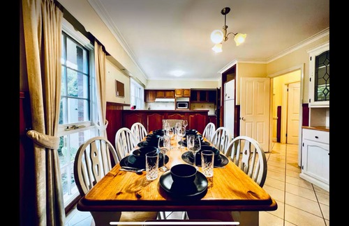 Wantirna South House | Cozy 5BR Home | Pool Table + King Bed + 5 mins Walking to Westfield center
