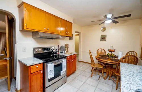 Maplewood House | Cozy 5BR Home with free Wi-Fi & Free Parking with Weekly and Monthly Discounts
