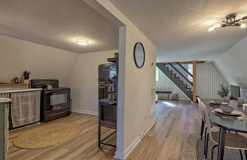 Fair Play Cabin | Cozy A-frame Tiny Home with Game room 3 Minutes to Lake Hartwell!